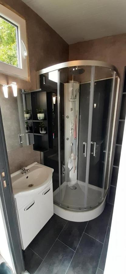 Chalet 2 Landgoedcamping Nienoord In Leek Екстериор снимка
